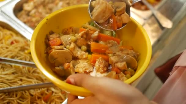 Mujeres jóvenes que usan cuchara para recoger alimentos saludables — Vídeos de Stock