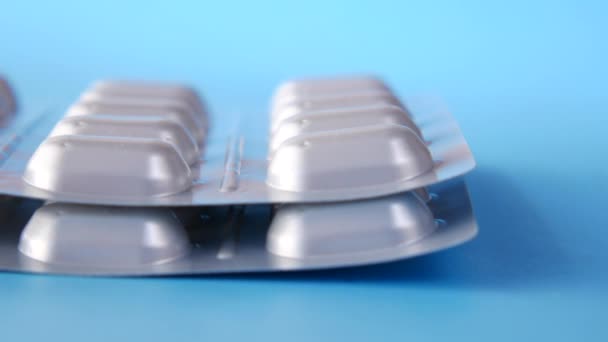 Close-up van pillen van blisterverpakking op tafel — Stockvideo