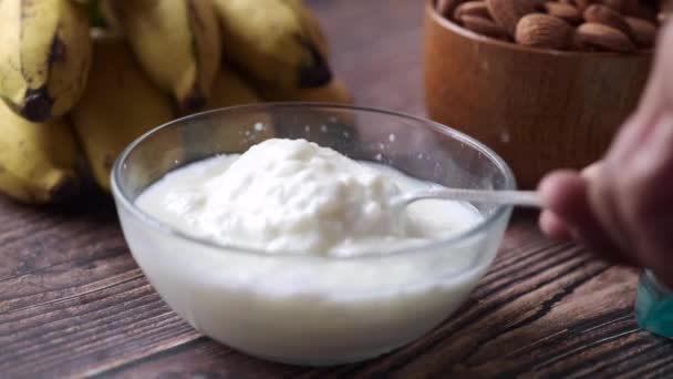 Verse yoghurt in een kom op tafel — Stockvideo
