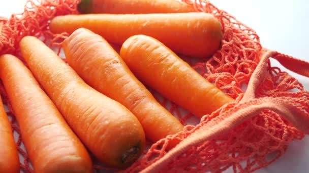 Свіжа морква в торговельній дошці на білому — стокове відео