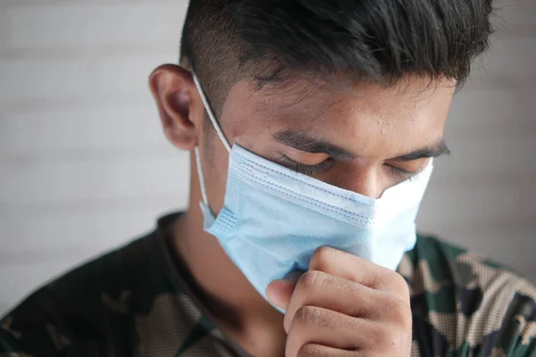 Jovem doente tosse e espirros — Fotografia de Stock