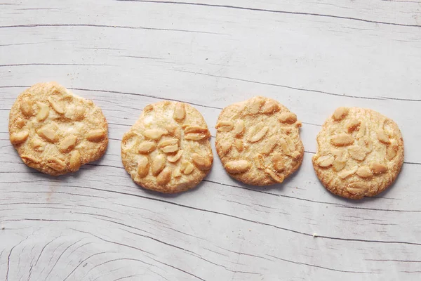 Close up de biscoitos de amendoim na mesa de madeira — Fotografia de Stock