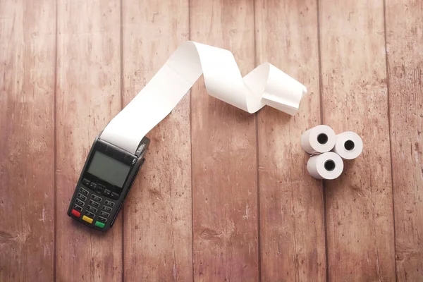 POS makinesi ve masa üzerinde uzun rulo kağıt .