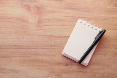 Siyah arkaplan üzerindeki açık not defterinin yüksek açılı görünümü 