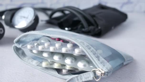 Primo piano di pillole di blister in una piccola borsa su sfondo bianco — Video Stock