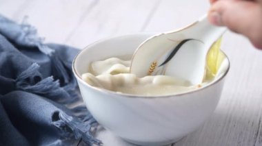 Masadaki kasede köfte çorbası,