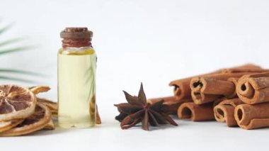 Temel turunçgil yağı, kurutulmuş limon ve baharat. ,