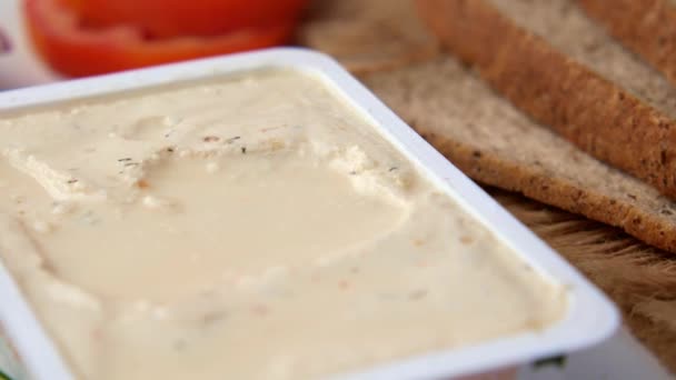 Laag feit kaas crème in een container op tafel, — Stockvideo