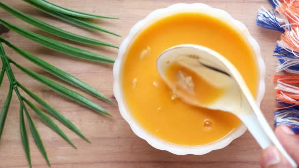 Semangkuk sup ayam di atas meja — Stok Video