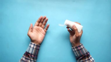  Adam cildine güzellik kremi sürüyor. 