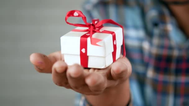 Mans hand holding a gift box with copy space — Stock Video