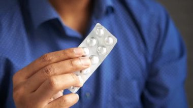 Elele tutuşan su toplayan paketleri kapat .