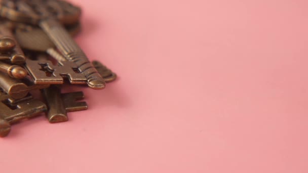 Primo piano di vecchie chiavi su sfondo rosa. — Video Stock