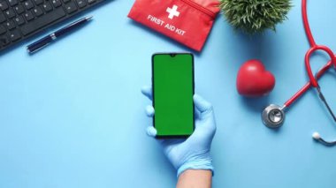 Doktorlar akıllı telefon kullanarak koruyucu eldivenler veriyorlar..