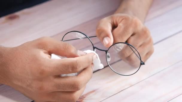 Närbild av man hand rengöring glasögon — Stockvideo