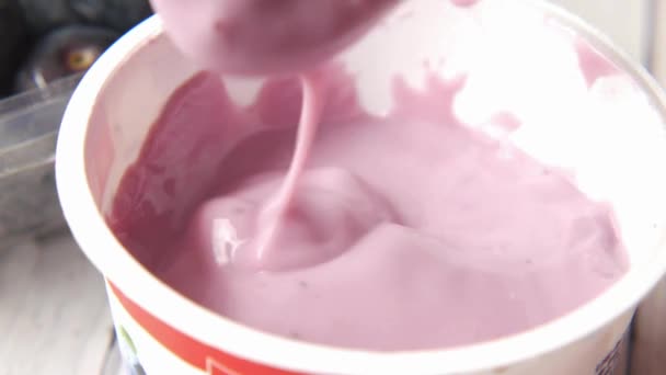 Friss joghurt narancssárga hátterű műanyag tartályban — Stock videók