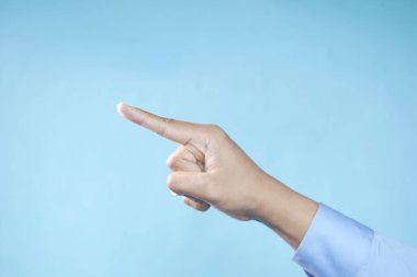 Takım elbiseli genç işadamı işaret parmağı 