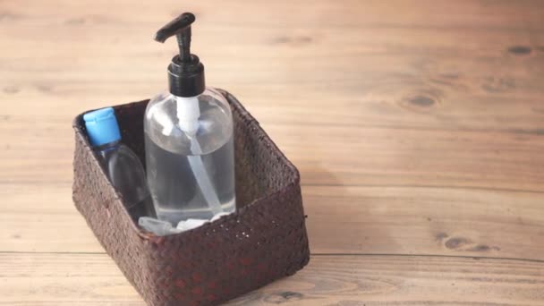Recoger un desinfectante de una caja — Vídeos de Stock