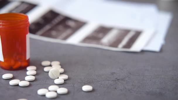Pílulas médicas de cor branca derramando no rosa — Vídeo de Stock