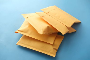  Masanın üzerinde sarı kağıt bir zarf var. 