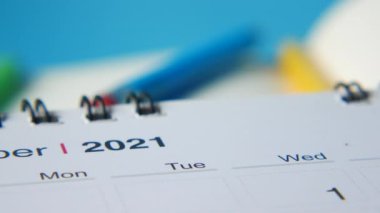 Takvimde 2021 Aralık ayı ofis masasında.