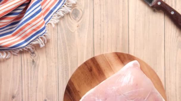 Сырая куриная грудка в пакете на столе — стоковое видео