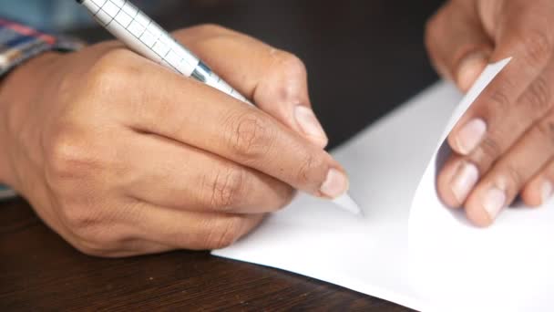 Mano de hombre en pluma estilográfica escritura o firma en papel . — Vídeo de stock