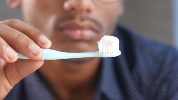 Mano tenendo spazzolino da denti con pasta — Video Stock