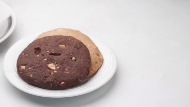 Cierre de galletas y té en la mesa — Vídeos de Stock