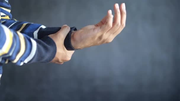 Homme souffrant de douleur à la main sur fond noir — Video