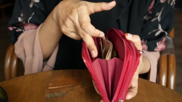 Kobiety otworzyć pusty portfel na różowym tle — Wideo stockowe