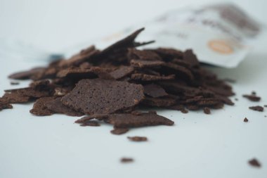 Çıtır çıtır çikolata parçaları temiz bir yüzeye saçılmış..