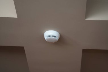 Modern bir iç mekanın tavanına duman dedektörü monte edildi..