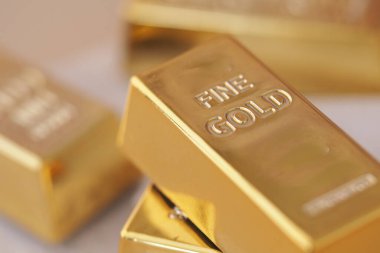 Parlak yüzey ve değerlerini düzgünce dizilmiş altın çubukları.