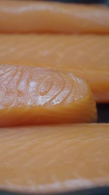 Somon filetoları zengin renk ve dokularla pişirilmeye hazır..