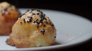 Susamlı atıştırmalığa yakın çekim.