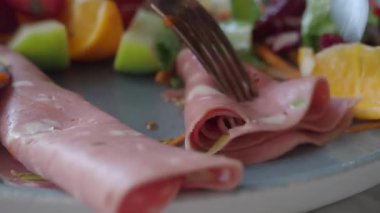 Salata, et dilimleri ve taze meyvelerin yer aldığı bir tabağın yakın çekimi..