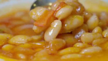 Fırında domates ve baharatlı fasulye güveci pişiriliyor..