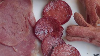 Pişmiş etleri dilimlemek ve canlı bir mutfak ortamında yemek hazırlamak..