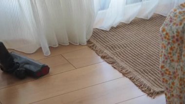 Elektrikli süpürgeyle temiz oda dönüşümünün tadını çıkar..