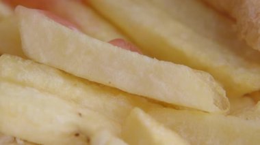 Altın, çıtır çıtır patates kızartmaları yenmeye hazır taze ve davetkar olarak servis edilir..