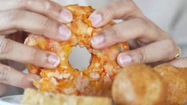 Ellerin rengarenk, lezzetli çörekler ve tatmak için aperatifler..