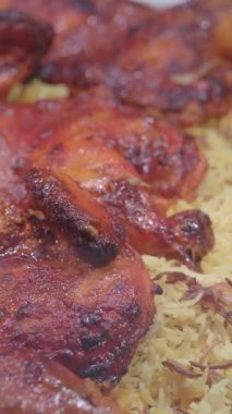 Lezzetli ızgara tavuk aromalı pirinç yatağında mükemmel pişirilmiş..