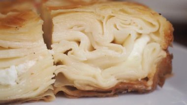 Peynir ve baharatla doldurulmuş lezzetli Türk çorbası katmanları.,