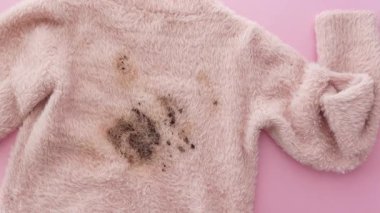 Yumuşak pembe kazaktaki lekeler etkili yöntemlerle tedavi edilir..