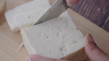 Lezzetli atıştırmalıklar ve yemekler için taze peyniri evde kolayca dilimlemeyi öğren..