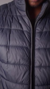 Soğuk hava rahatlığı için katmanlı kıyafetlerin nasıl giyileceğini gösteriyor..