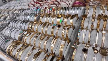 Renkli altın bilezikler yerel bir markette satılığa çıkarıldı..