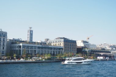 İstanbul 'da galata liman alışveriş merkezi ve yatın liman manzarası