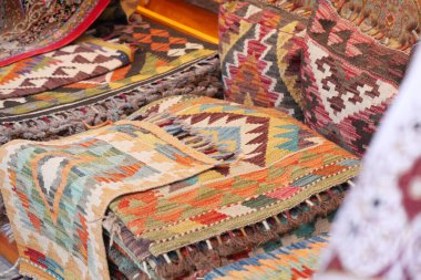 Güzel el yapımı halılar ve yastıklar gösterişli tasarım ve renkler.